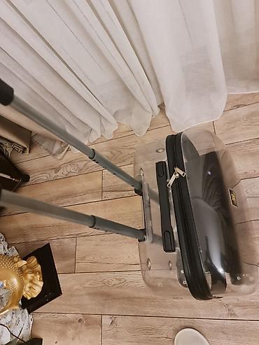 Çamadanlar: Şəffaf korpuslu, təkərli kiçik ölçülü səyahət çamadanı. Üzərində — 1