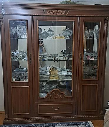 Klassik üslubda vitrini olan ağac bufet/dolap. - Material: təbii ağac