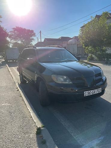 mitsubishi pikap: Mitsubishi Outlander, qara rəng, 5 qapılı krossover/SUV — 1
