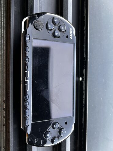 PSP (Sony PlayStation Portable): Psp Tam Islek veziyyetde Adapteri de var sadece adapterde cuzi problem