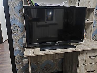 телевизор и тумбочка: Телевизор VESTEL, диагональ около 32–37" (по габаритам ближе к 32") — 1