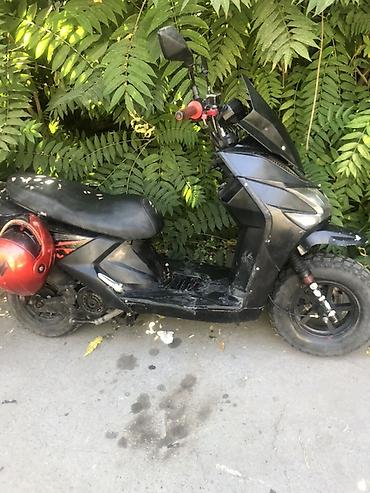 Скутер 49/50 см³, автомат (CVT). Черный пластик, агрессивный дизайн at lalafo.kg Скутер 49/50 см³, автомат (CVT). Черный пластик, агрессивный дизайн