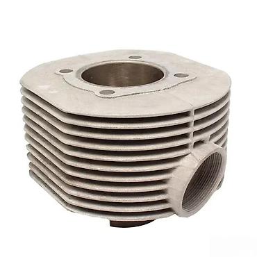 vacsy pumpa: Cilindarski blok motora, izrađen od metala, verovatno aluminijuma, sa — 2