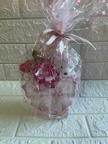 Kompleti namirnica: Poklon setovi u dekorativnim kutijama Elegantno aranžirani poklon — 12