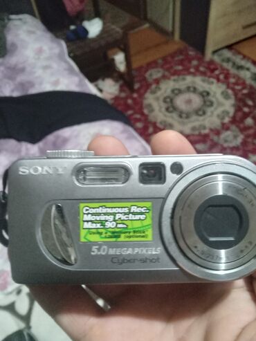 Fotokameralar: Sony Cyber-shot DSC-P10 rəqəmsal fotoaparat Xüsusiyyətlər: - Model — 7