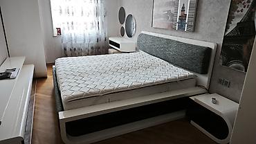 set mebel: Məhsul: Qara-çəhrayı parlaq önlü, ağ korpuslu müasir qarderob və uyğun — 2