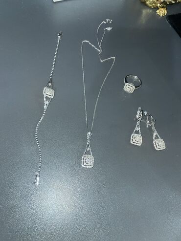 toy üçün qızıl komplektler: Dəstə daxildir: Bilərzik, Boyunbağı, Kulon, Ağ qızıl, 585 Əyar, 13 g
