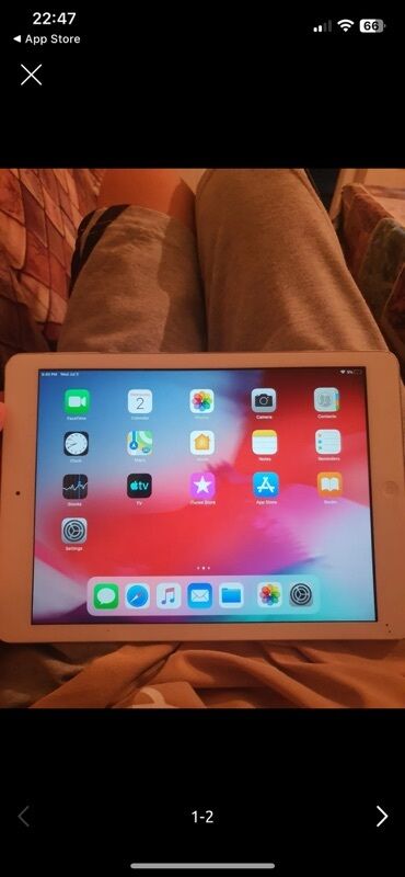 Sirena Motors: Apple iPad planşet - Rəng: Gümüşü/alüminium arxa panel, ağ ön çərçivə