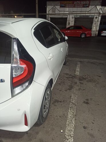 Toyota: Toyota Aqua Hybrid – ağ rəngli, 5 qapılı şəhər hetçbeki — 11