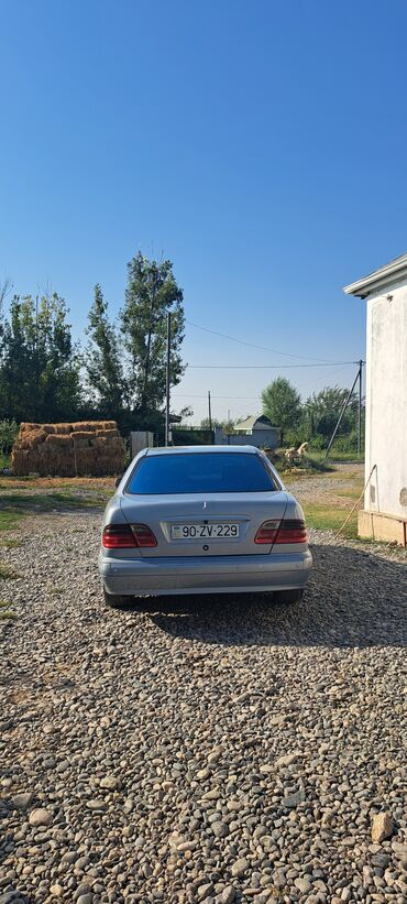 Mercedes-Benz: Mercedes-Benz E 220: 2.2 l | 2000 il Sedan — 4