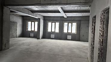Коммерциялык мүлк: Кеңселерди сатуу 95 м², Ремонтсуз, Көп кабаттуу имарат, 1 кабат — 3