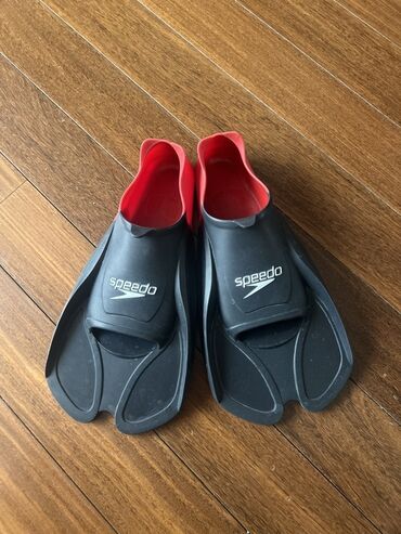 idman ucun juqut: Speedo firmasının qırmızı içliyi olan qara üzgüçülük üzgəcləri
