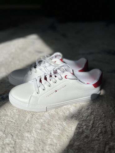 Кроссовки и спортивная обувь: Кроссовки, 38, 38.5, 39, Tommy Hilfiger, Новый, цвет - Белый, Самовывоз, Платная доставка