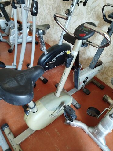 trinajor zali ucun avadanliqlar: İdman zalı üçün stasionar velosiped. Üzərində məlumatları göstərən