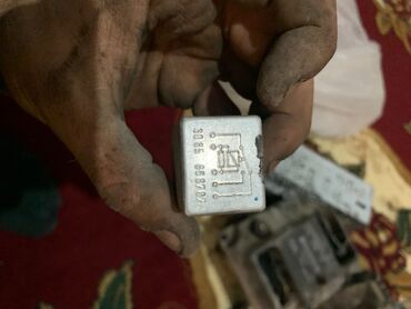 Maqnitofonlar: Bosch avtomobil maqnitofonu (head unit) üçün əsas blok və metal montaj — 24