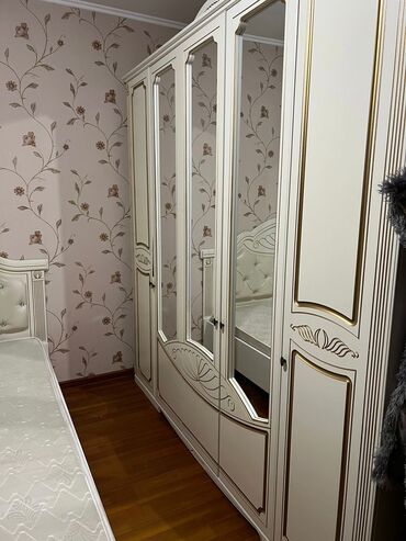 спальня гарнитуры из дерева: Спальный гарнитур, Двуспальная кровать, цвет - Белый, Б/у