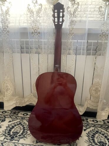 срочно продаю в связи с переездом: Классическая акустическая гитара 4/4 - Тип: классическая (нейлоновые