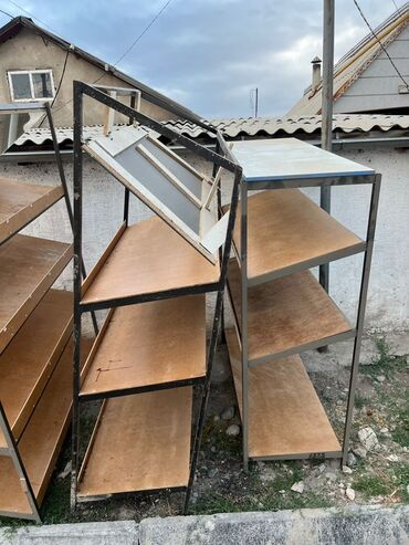магазине полка: Металлические стеллажи с деревянными полками, предназначенные для