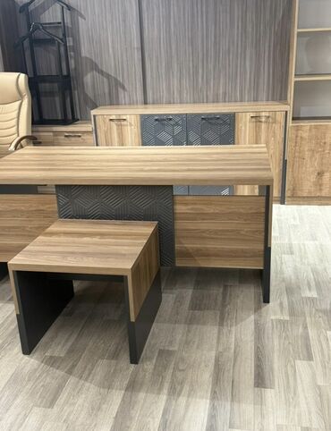 Ofis dəst mebeli: Ofis mebel dəsti Tərkib: - İş masası: ağ üst səth, qara metal karkas; — 8