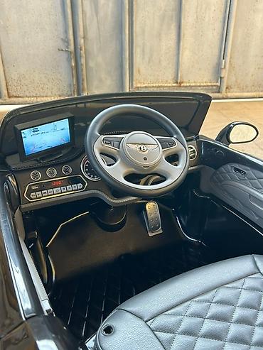 Uşaq üçün elektrik maşınları: Qara rəngdə, uşaqlar üçün nəzərdə tutulmuş "Bentley" markalı elektrik — 2