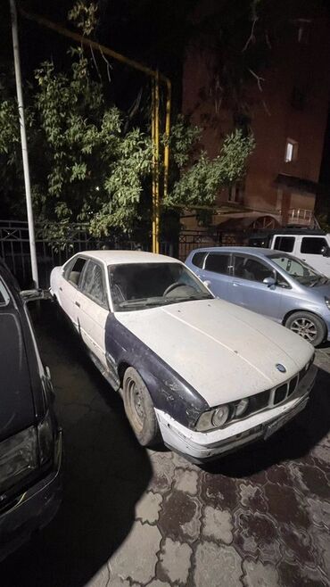 мерс унверсал: BMW 520: 1992 г., 2 л, Механика, Бензин, Седан