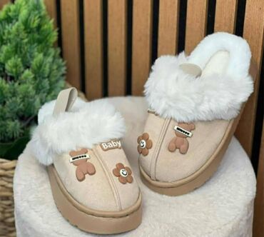 Papuče: Modne papuče, UGG, Veličina - 34 na lalafo.rs — 1 Papuče: Modne papuče, UGG, Veličina - 34 — 1