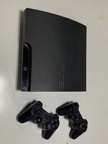 скупка приставок: Продается игровая приставка Sony PlayStation 3 в комплекте с двумя
