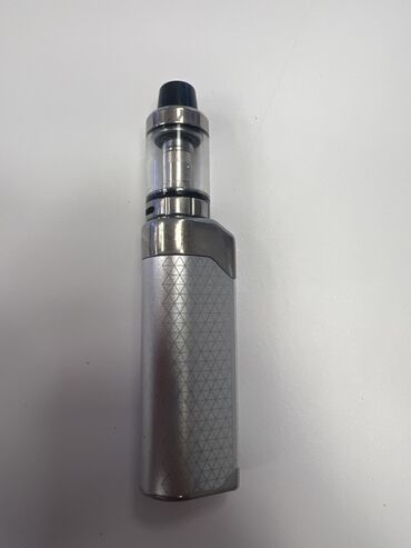 Qəlyan, vayp və aksesuarları: Elektron siqaret/vape cihazı – metalik gümüş gövdə və şüşə tanklı üst