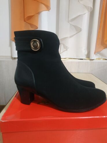 женский ботинка: Ботинки и ботильоны 42, цвет - Черный