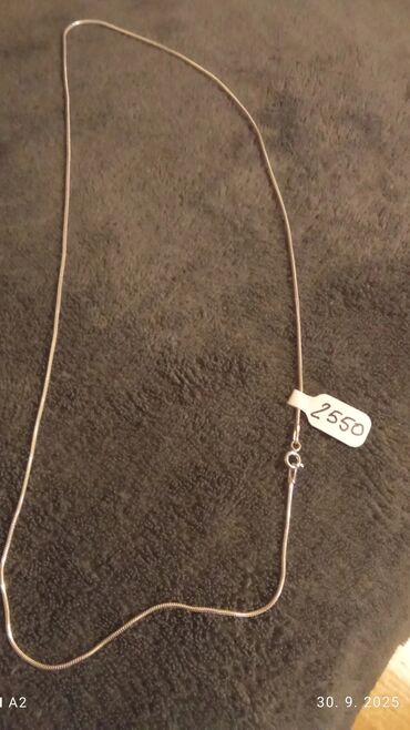 Prstenje: Srebrne minđuše sa kukicom i privjeskom u obliku suze. Centralni deo na lalafo.rs — 10 Prstenje: Srebrne minđuše sa kukicom i privjeskom u obliku suze. Centralni deo — 10