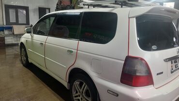 коробка honda odyssey: Белый минивэн Honda Odyssey. Оснащен рейлингами на крыше, задним
