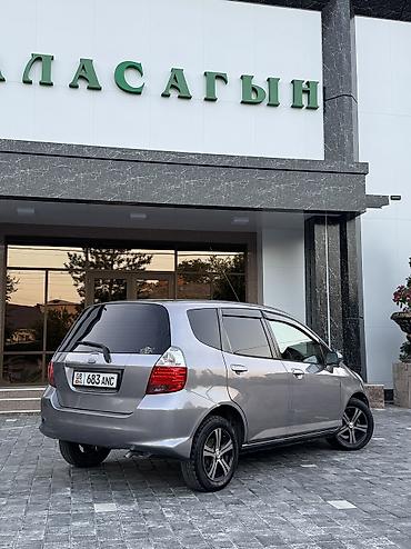 хэтчбек машина: Honda Fit: 2004 г., 1.3 л, Вариатор, Газ, Лифтбек — 3