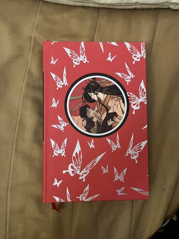 Книга в идеальном состоянии, даже не до конца открыта