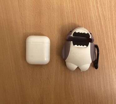 айрподс б у: AirPods 2, ОРИГИНАЛ. Чехол в подарок. Заряд держит долго, быстрее