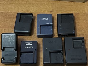 цифровой фотоаппарат sony dsc h100: Продам зарядки для цифровых фотоаппаратов по 350 сом и чехлы от