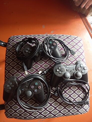 Video oyunlar üçün aksesuarlar: Ps 3 pultlarıdır,2 pult kabeli,2 dənədə Ps 3 ü TV yə bağlama kabeli