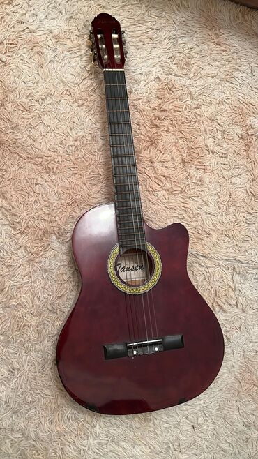 Pianolar: Janssen klassik gitara - Korpus: kəsik (cutaway) dizaynlı, tünd bordo