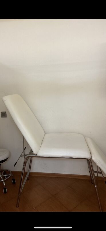 мебель для салона: Б/у, Косметологическая кушетка, Складной, цвет - Белый