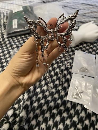 Наборы украшений: Набор аксессуаров и брелоков Состав: - Металлическая брошь в виде — 5