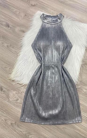 svecani bolero: Srebrna haljina bez rukava sa visokim okovratnikom. Model je blago — 1