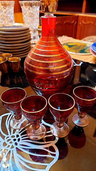 bayram: Qırmızı şüşə likör dəsti - Tərkib: 1 ədəd qapaqlı karaf və 4 ədəd — 1