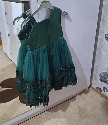 Donlar: Zümrüd-yaşıl rəngdə qız uşağı üçün bayramlıq don. - Model: asimmetrik — 2