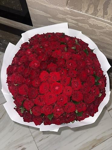 sunu guller: Qırmızı qızılgüllərdən hazırlanmış iri və çox zəngin buket — 3