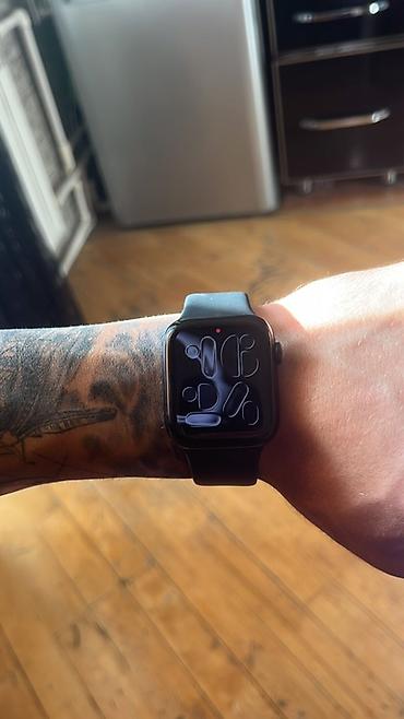 Apple Watch Series SE2 (GPS) – 44mm, blue. Qutusu orginal adaptoru var