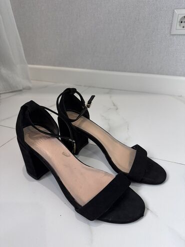 вечернее женское платье: Черные женские босоножки Stuart Weitzman на устойчивом каблуке