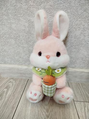 Игрушки: Мягкие игрушки — розовые зайчики 1) Большой зайчик в подарочной — 9
