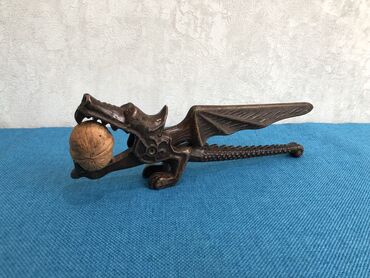 Sikkələr: 2 ci sekil. 10 manat 
3 ci sekil. 25 manat 
4 ci sekil. 30 manat — 19