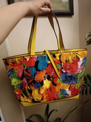 Личные вещи: Яркая сумка, которую можно сочетать со множеством цветов. очень