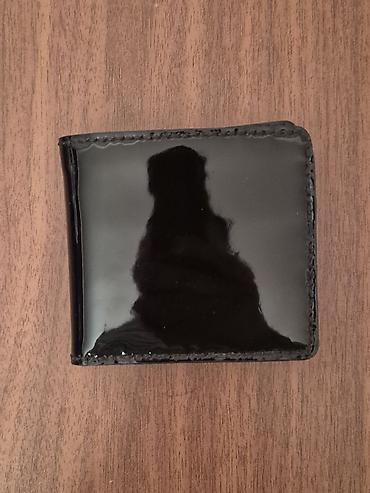 Qara rəngli kişi cüzdanı - Material: parlaq (laklı) səthli süni dəri