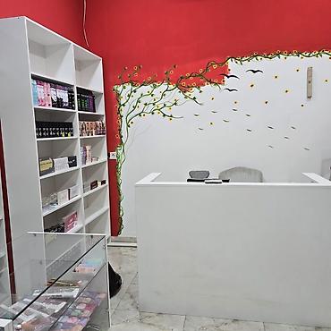 optik vitrin: Gözəllik və şəxsi qulluq məhsulları üçün tam təchizatlı vitrin. Qiymət — 7